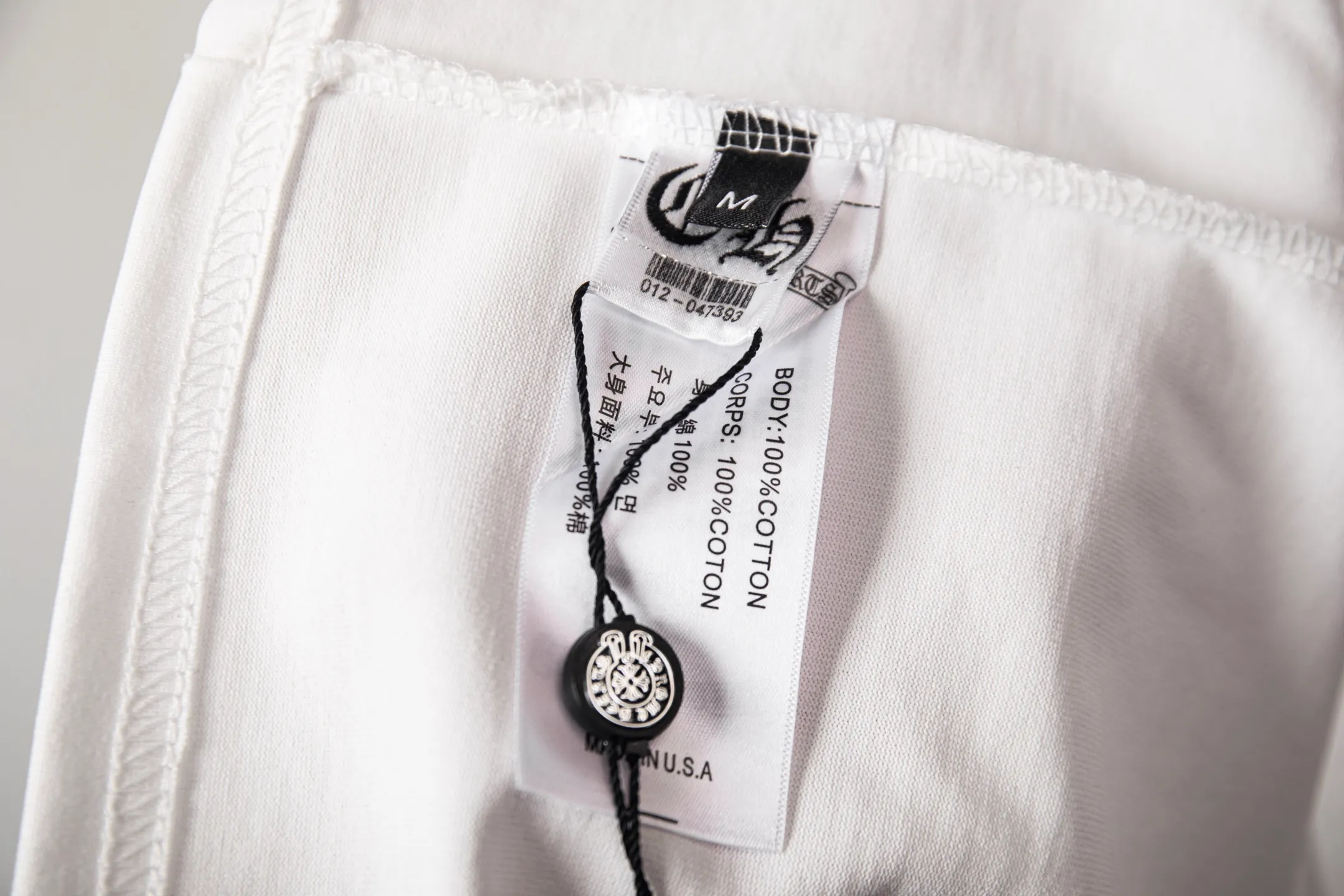 DZ 18 Classic 32 Hot Sale os Versatile 📦 📷 colour:Black White size:s m l xl